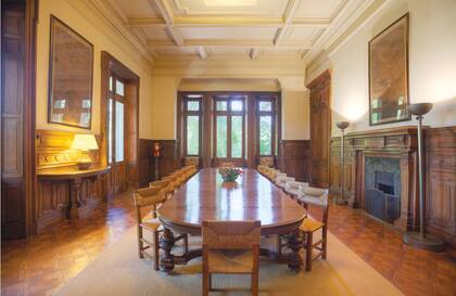 El comedor era uno de los lugares favoritos de Victoria y guardaba la decoración más importante de la casa. Cubierto de boiseries de madera encerada, era el lugar de reunión donde ella convocaba a sus famosos “tés”, que reunían a distintas personalidades de la cultura.