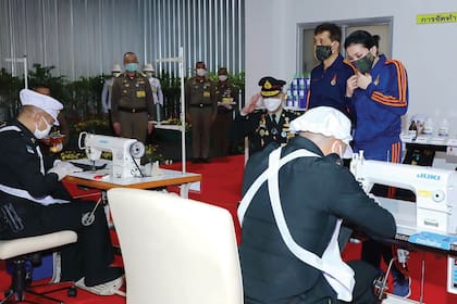 Tras haber vuelto a su país por unas horas para participar de la celebración por el día Chakri, los Reyes estuvieron en el Primer Regimiento de Infantería de Bangkok, donde supervisaron la fabricación de barbijos.