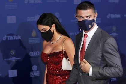 El futbolista portugués fue premiado como el mejor jugador del siglo en los Globbe Soccer Awards y su novia hizo una pasada cinematográfica por la alfombra roja