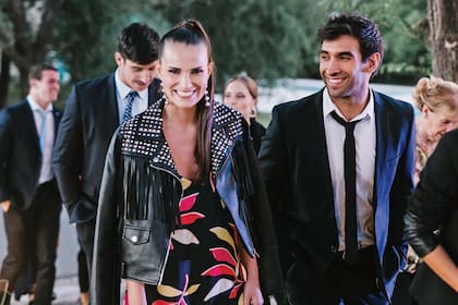 El centro de los Pumas Matías Orlando y su pareja, Victoria Ricci.