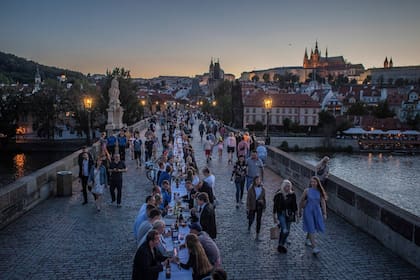 En República Checa hicieron un festejo en el puente Carlos de Praga por el "fin de la crisis del coronavirus"