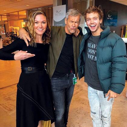 Con Julia Stiles y Rupert Graves en un alto de la filmación de la tercera temporada de Riviera, en Buenos Aires. Con sus compañeros de elenco, Franco compartió algunas salidas.