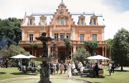 El terreno donde se levanta Villa Ocampo perteneció, en un principio, a Francisca Ocampo de Ocampo, quien lo cedió a su sobrino Manuel, padre de la escritora Victoria Ocampo, para que construyera una quinta. Victoria la heredó en 1930 y la siguió usando como casa de verano, hasta que decidió mudarse