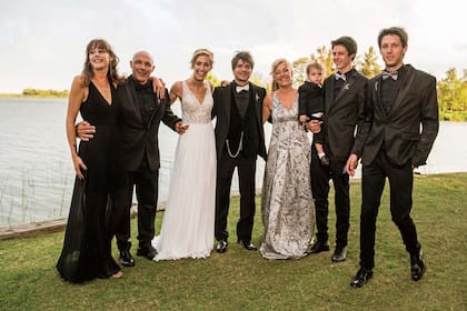 La familia de la novia posó tras la ceremonia: Antonella y Mariano, Micaela, Tomás, Mónica Schulz, Santino, Marcos y Mariano (h).