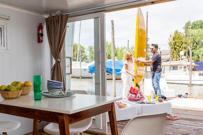Encabezando la lista de las cosas que más piden prestada los vecinos, la tabla de paddling ya es insignia de la casa. El deck, de madera de eucalipto rosado, tiene jacuzzi de 300 litros empotrado.