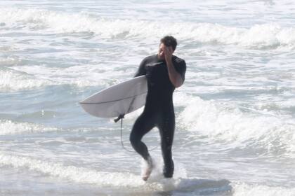 Liam Hemsworth pasa el tiempo haciendo surf junto a su hermano en Australia