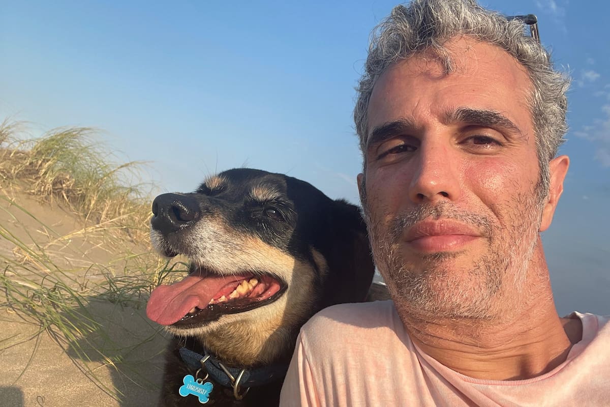 “Se você for para casa, eu entro”: ele o viu perdido em um canto, pediu-o em casamento e ficou surpreso com a resposta do cachorro.