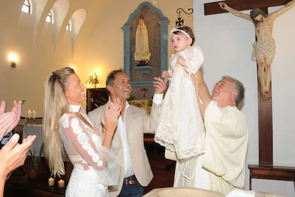 Cuatro días después de su cumpleaños, Francesca recibió el primer sacramento en una parroquia de Dique Luján.