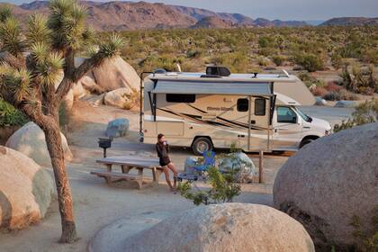 El paisaje de J-Tree, como llaman los locales al parque, es una mezcla de llanura desértica, montañas escarpadas y peñascos, y presenta árboles únicos. Pico y Diana lo recorrieron a bordo del motorhome, e hicieron paradas en Cap Rock, Key Views, Hidden Valley y Cottonwood Oasis Desert.