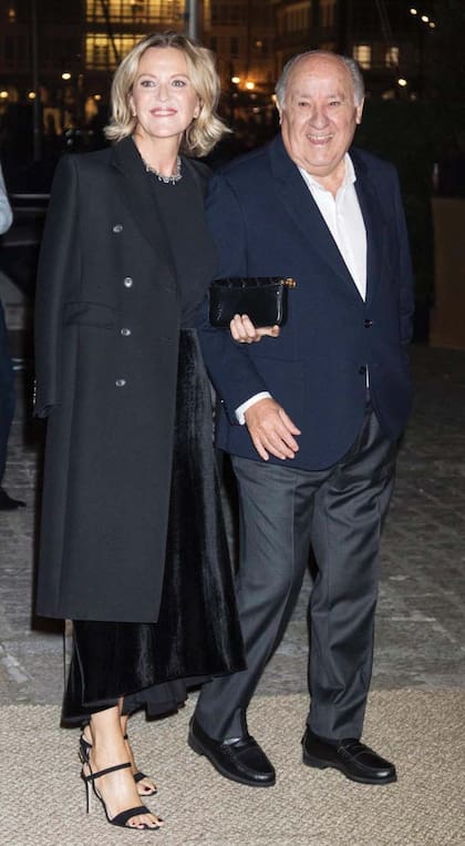 Su padre Amancio Ortega y su mujer, Flora Pérez muestran su felicidad por la boda.