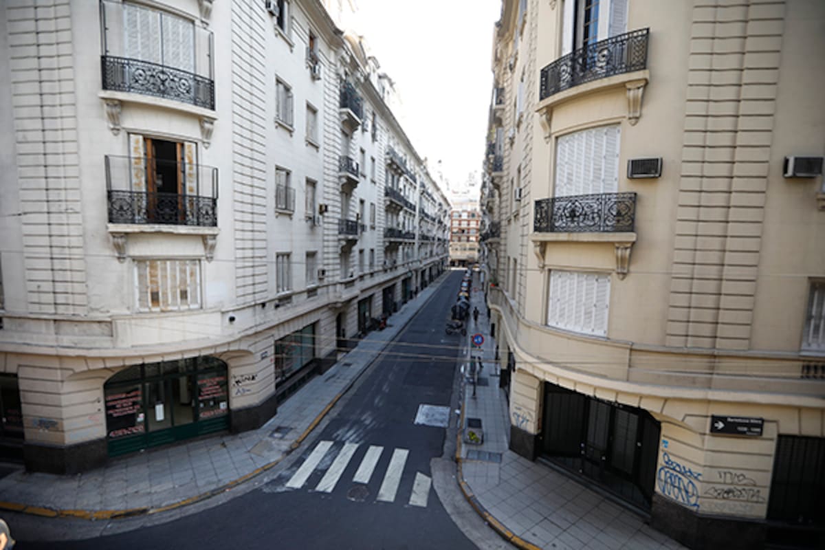 Pasaje Rivarola: cómo es vivir, trabajar y caminar por la única cuadra de Buenos Aires con arquitectura en espejo