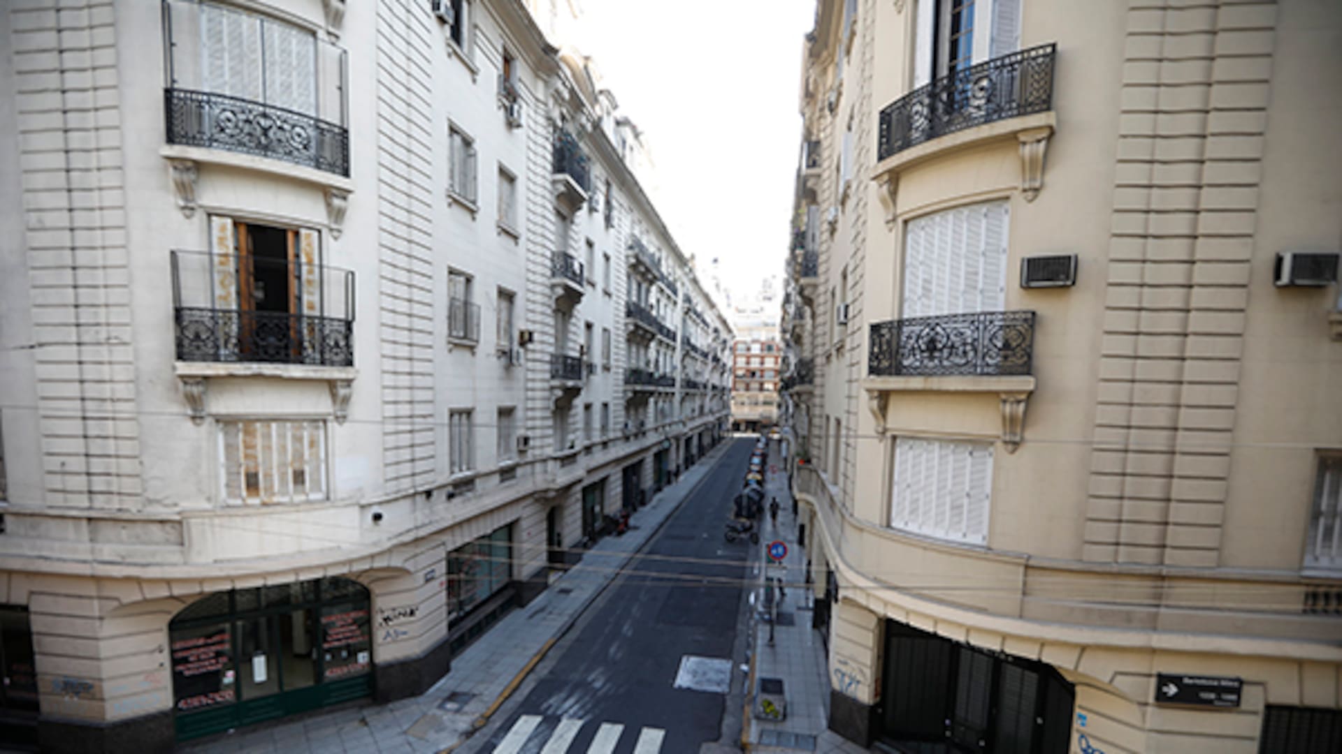 Pasaje Rivarola: cómo es vivir, trabajar y caminar por la única cuadra de Buenos Aires con arquitectura en espejo