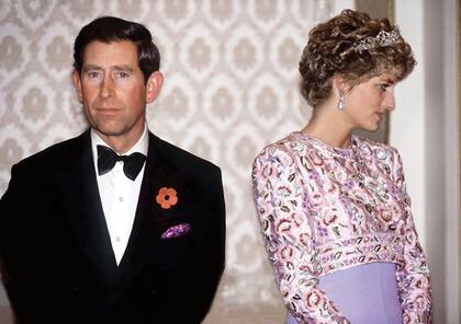 3 de noviembre de 1992. En la última noche de su gira por Corea del Sur, Carlos y Diana son agasajados con un banquete en la Casa Azul de Seúl. Fue su último viaje oficial juntos. Un mes después, su separación sería oficial.