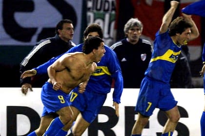 Carlos Tevez y su provocador festejo contra River en la semifinal de la Copa Libertadores 2004.