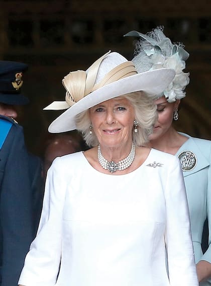 Camilla con el collar de diamantes de la serpiente, compuesto por un topacio rosa y un collar de perlas