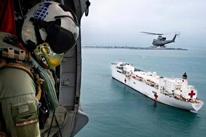 Para transportar al personal, cuenta con cuatro helicópteros Blackhawk