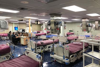 En su interior, el barco tiene 1000 camas, y 100 son de terapia intensiva