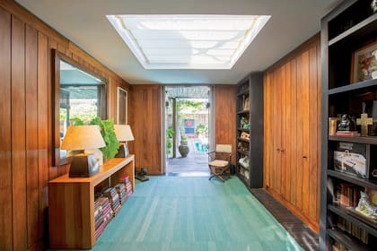 Tanto en la entrada como en otros tantos espacios de la casa, Connío proyectó una abertura de luz cenital. “A Mario le encantaba la luz natural”, destaca nuestra anfitriona