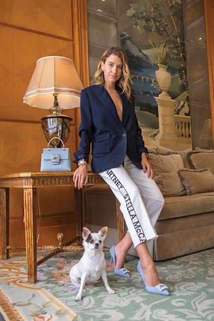 Galardonada como la “Mejor Influencer” en la primera edición de los Martín Fierro de Moda, Angie hizo de su estilo de vida high-end una marca personal. “Cuando la conocí, me encontré con una persona sencilla y transparente”, cuenta Tomás