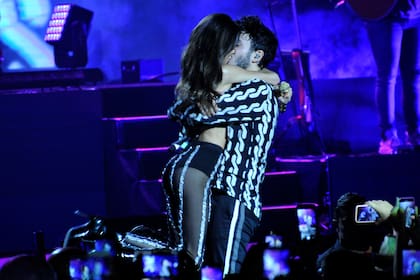 Tras la interpretación a dúo, se fundieron en un beso y un abrazo que hizo delirar a sus fans