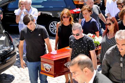 Acompañada por sus hijos, su pareja y sus seres queridos, Nancy Pazos despidió los restos de su padre, Horacio, en el cementerio de la Chacarita