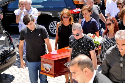 Acompañada por sus hijos, su pareja y sus seres queridos, Nancy Pazos despidió los restos de su padre, Horacio, en el cementerio de la Chacarita