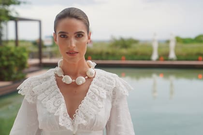 Para que no faltara el detalle azul como marca la tradición llevó unos aros pequeños de diamantes y zafiros, regalo de Pablo. Para la fiesta de diciembre lucirá un diseño de Zuhair Murad