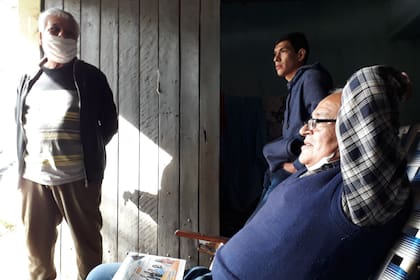 Manuel, con un amigo jubilado y Cristian, uno de sus nietos