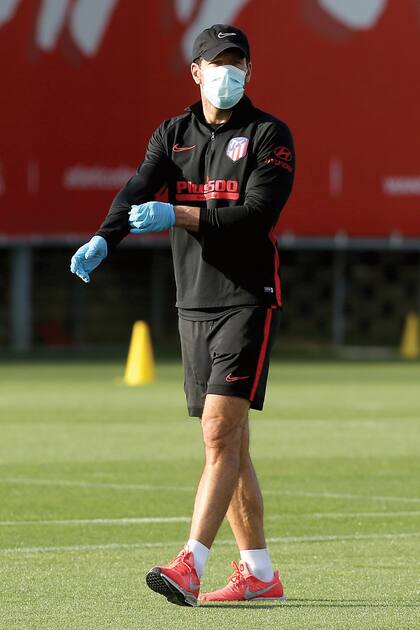 9 de mayo. El Cholo retomó su actividad profesional como director técnico del Atlético Madrid, pero obviamente con todas las precauciones necesarias.