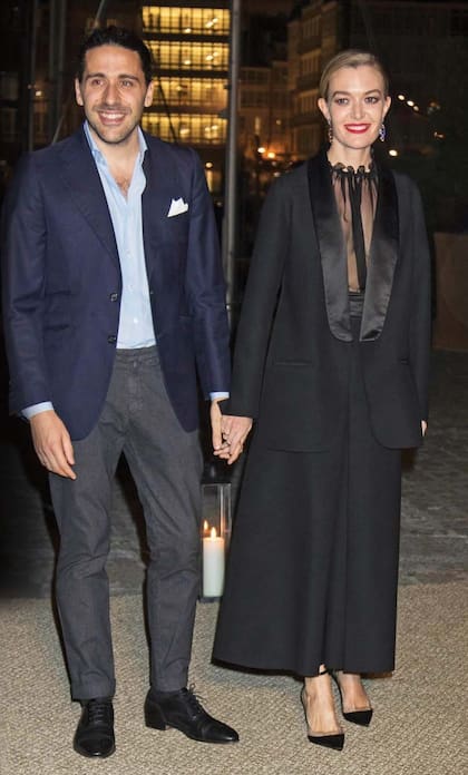 La novia llevó otro traje Valentino, compuesto por un blazer tipo smoking, blusa transparente y pantalones culotte. Como únicas alhajas, unos maxipendientes de brillantes y su anillo de compromiso.