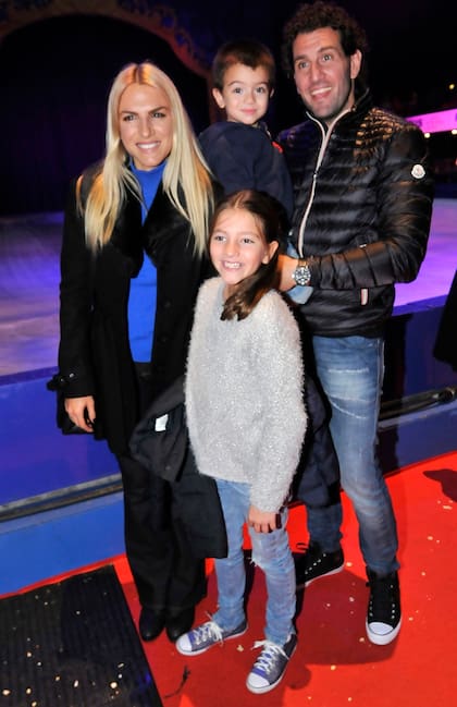 La modelo Carolina Oltra y su esposo, Emanuel Moriatis, también disfrutaron en familia de Disney On Ice