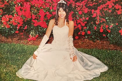 En una foto de su álbum, vestida de blanco, para su cumpleaños de 15. Entonces vivía en el barrio Espora, en Pompeya. “Fue la fiesta de mis sueños”, revela