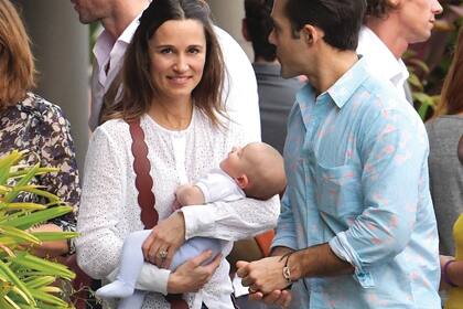 Radiante de felicidad durante un paseo en St. Barth con su hijo Arthur en brazos.