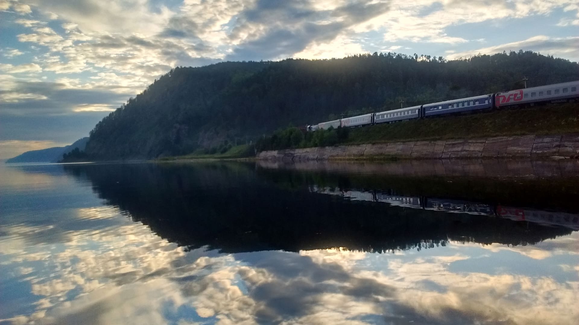 Trenes de lujo: los 90 kilómetros por las antiguas vías junto al mítico lago Baikal son los más panorámicos del viaje en el Transiberiano