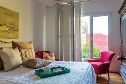 Para modernizar el sillón de época, se lo tapizó en fucsia.