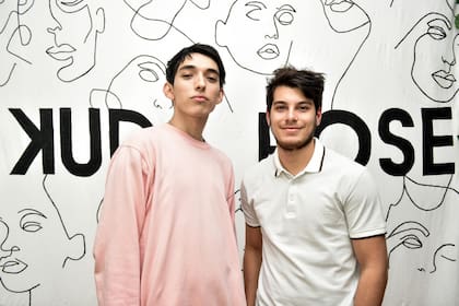 Dos cordobeses de 22 años -Pedro Parnenzini, conocido en redes como PedritoVM, y Tomás Bianchi- crearon la firma de ropa Kuda Rose. Inauguraron un showroom en Palermo y causaron furor