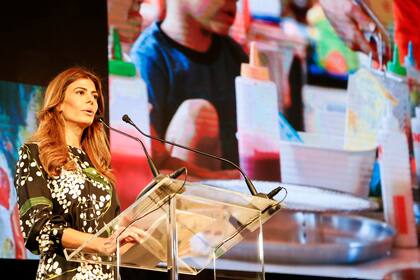 Desde el escenario del auditorio, Juliana Awada presentó su proyecto que combina arte y primera infancia.
