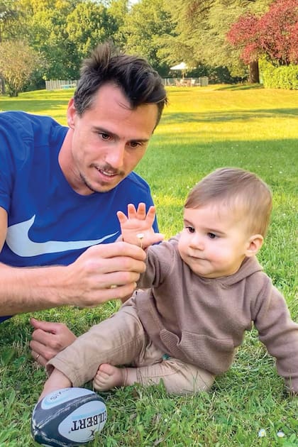 Juan ya le hace ir conociendo el rugby a Bastian.
