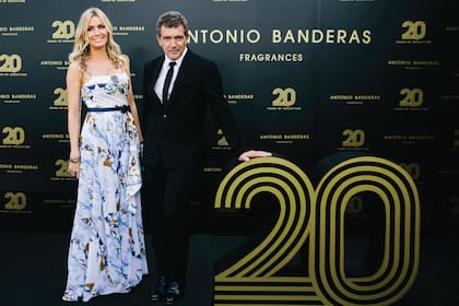 Nicole Kimpel, la novia de Antonio Banderas, lució un diseño de la colombiana Carolina Steffani, “aunque le hice unos retoques, ya que estudio moda en Central Saint Martin con Antonio”, reveló.