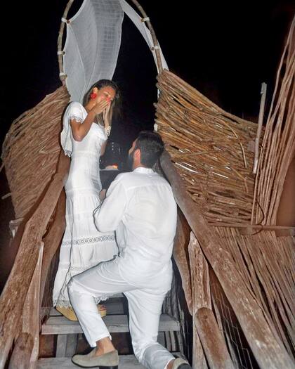 Tras un intento fallido de proponerle matrimonio en septiembre del año pasado, durante la semana de la moda de París, el novio logró cumplir su cometido en un viaje a Tulum, a mediados de octubre del año pasado. “Fue muy romántico”, suspira Angie.