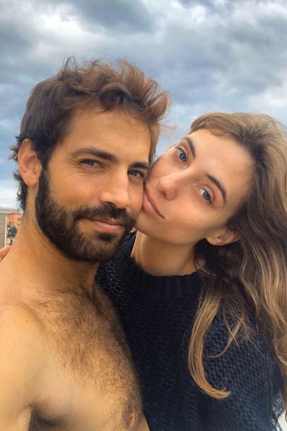 Con “su musa”, la modelo Julia Zanetti (25), con quien sale desde hace tres años, aunque actualmente se encuentran distanciados.