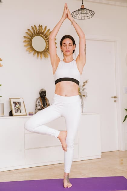 Durante su práctica diaria de yoga, Florencia nos enseña diferentes posturas, como por ejemplo, Vriksasana o Postura del Árbol