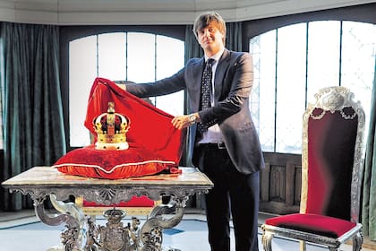 El príncipe heredero, Ernesto Augusto de Hannover, fue quien firmó un acuerdo en el que entregaba el histórico Castillo de Marienburg al Estado germano, tras seis años de negociaciones. Esta decisión fue muy criticada por su padre, Ernesto de Hannover.