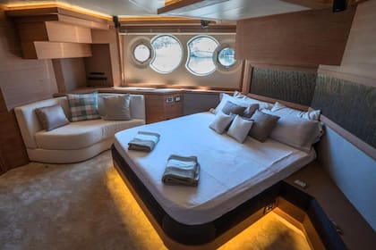 La embarcación tiene cuatro cabinas: una suite, una vip y dos gemelas