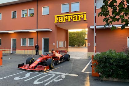 Charles Leclerc inicia el recorrido desde Maranello a la pista de Fiorano en la SF1000; el monegasco partió desde la misma puerta que lo hizo don Enzo Ferrari, 73 años, con su primer modelo de auto de calle
