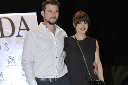 Agustina Cherri junto a su novio, Pepo Vera. La pareja fue junto a su beba, Alba
