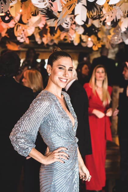 Julieta Novarro, con un diseño escote en V de Jenny Packham bordado con canutillos y lentejuelas, no quiso perderse la boda blanca.
