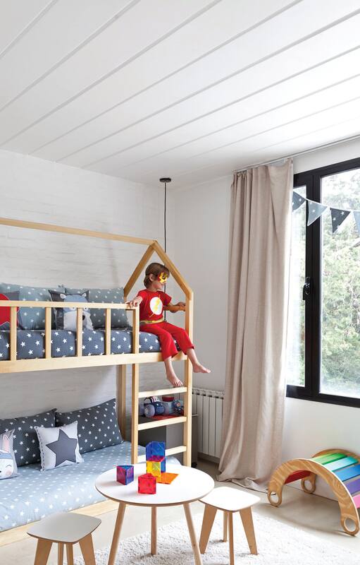 Un espacio que cobija el juego y la convivencia de un niño de 5 años y su hermana de 1; dos habitaciones que se adaptan a las edades y necesidades de un pequeño de 4 y un adolescente de 13. Hoy, recorremos tres cuartos llenos de buenas ideas para renovar cualquier reino infantil y dejarlo pronto pa