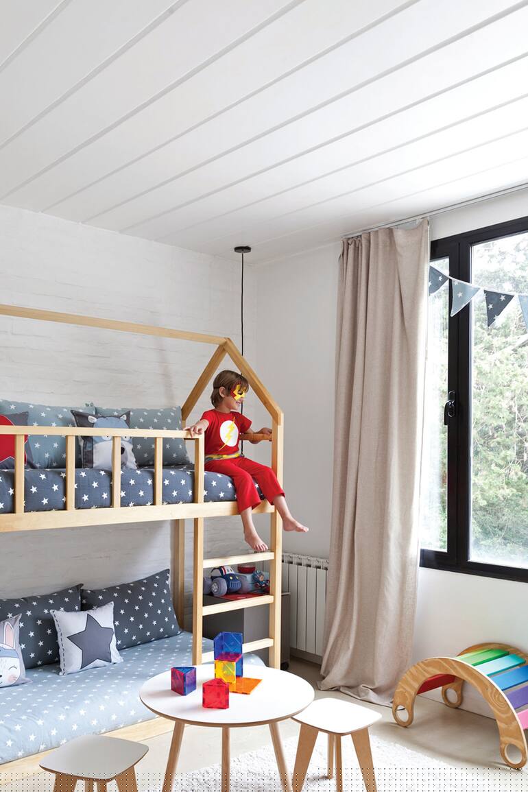 Un espacio que cobija el juego y la convivencia de un niño de 5 años y su hermana de 1; dos habitaciones que se adaptan a las edades y necesidades de un pequeño de 4 y un adolescente de 13. Hoy, recorremos tres cuartos llenos de buenas ideas para renovar cualquier reino infantil y dejarlo pronto pa