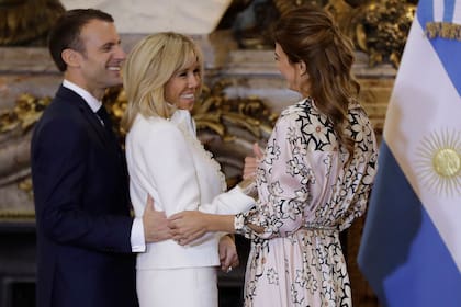 Las primeras damas fueron embajadoras de la moda de sus países: Brigitte Trogneux usó un tailleur de Louis Vuitton mientras que Juliana Awada eligió un diseño de Evangelina Bomparola